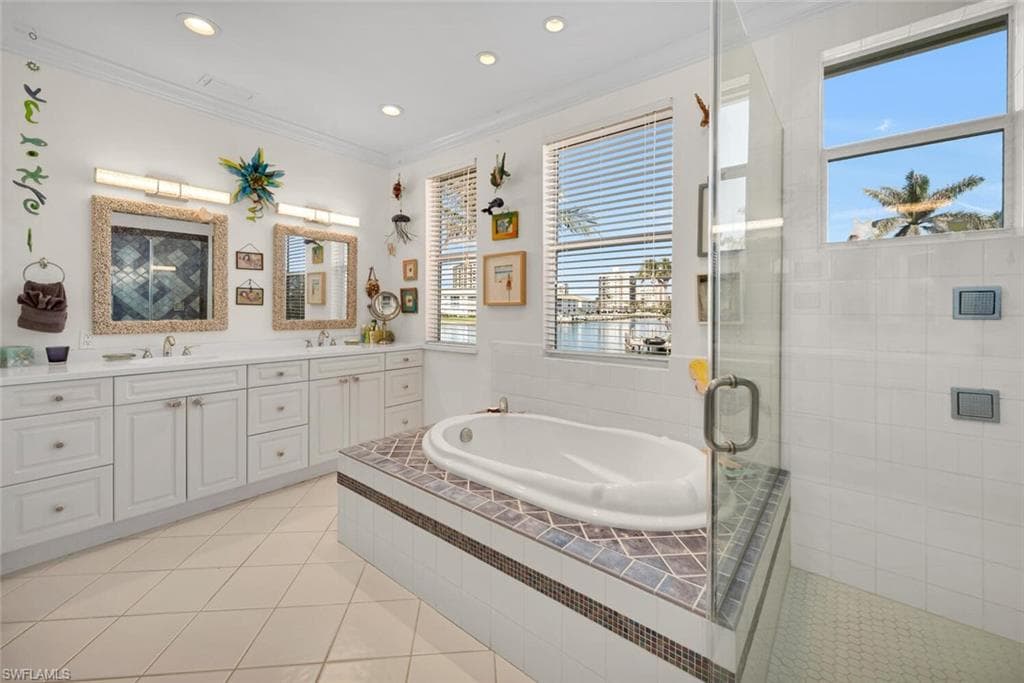 125 Conners Ave, Naples, FL 34108-16