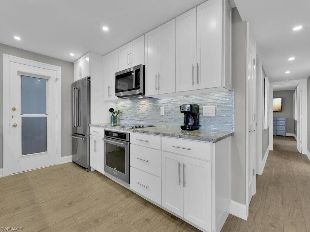 222 Harbour Dr 207, Naples, FL 34103-10