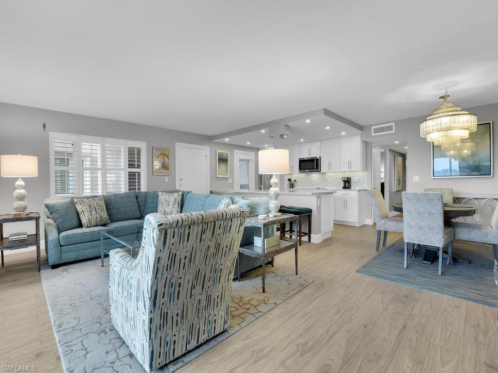 222 Harbour Dr 207, Naples, FL 34103-11