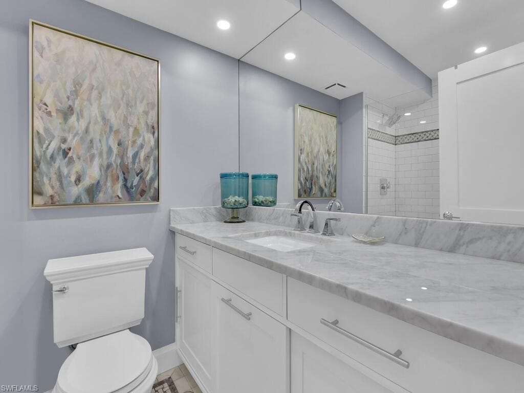 222 Harbour Dr 207, Naples, FL 34103-17