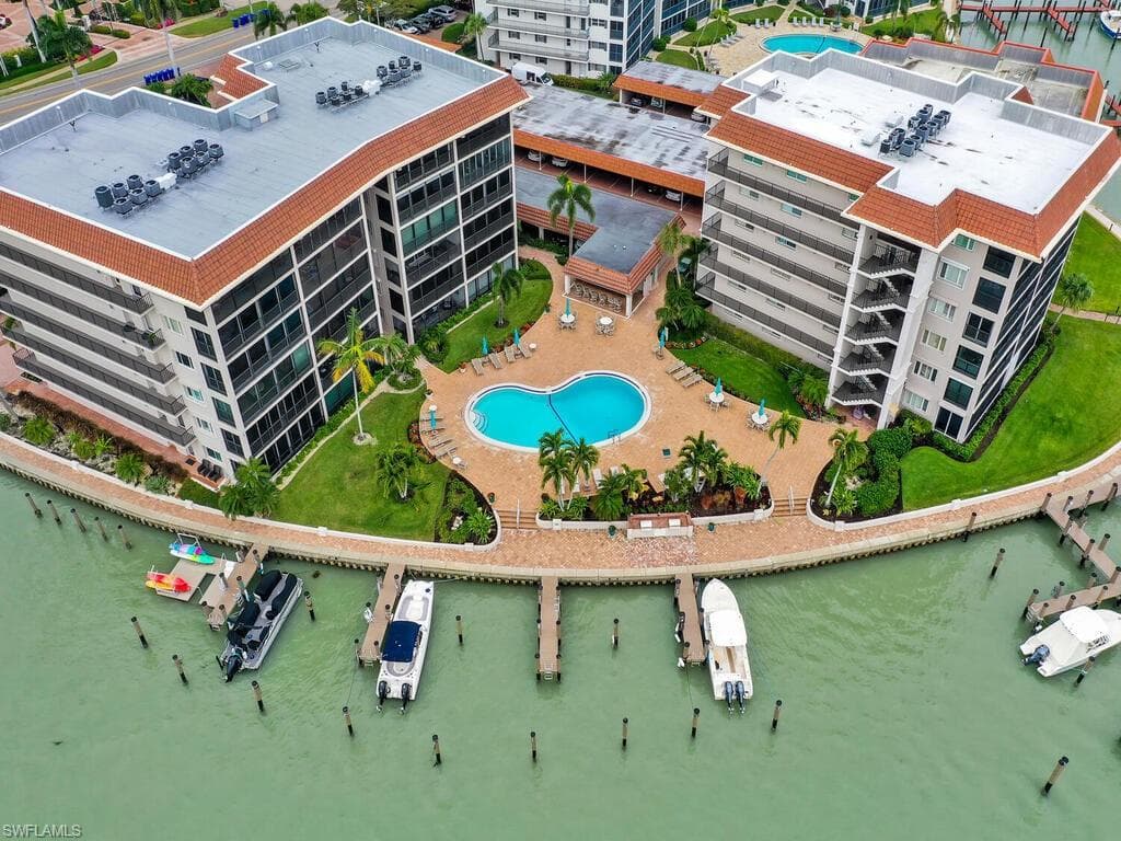 222 Harbour Dr 207, Naples, FL 34103-19