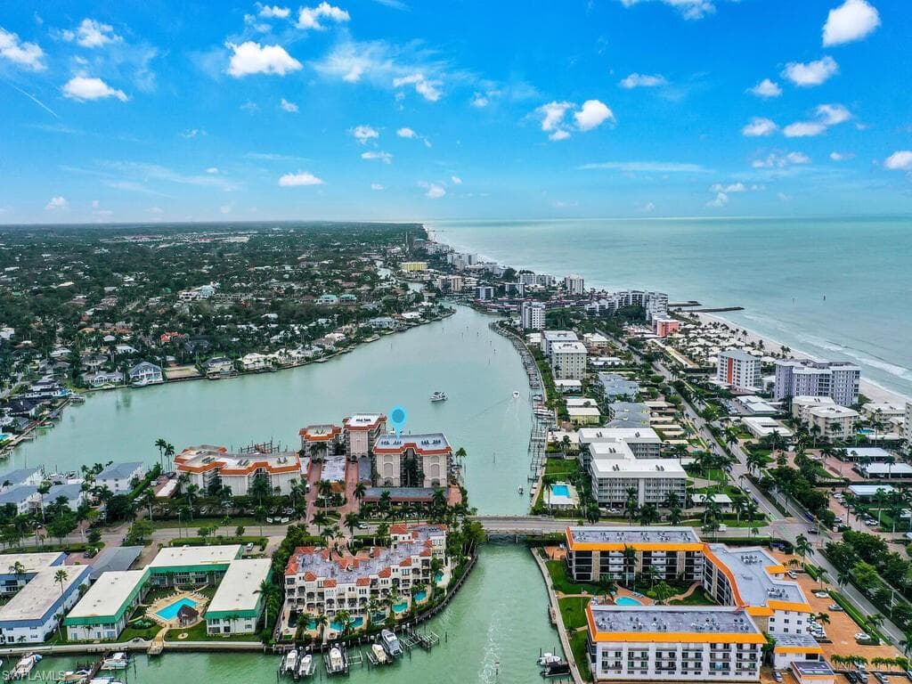222 Harbour Dr 207, Naples, FL 34103-20