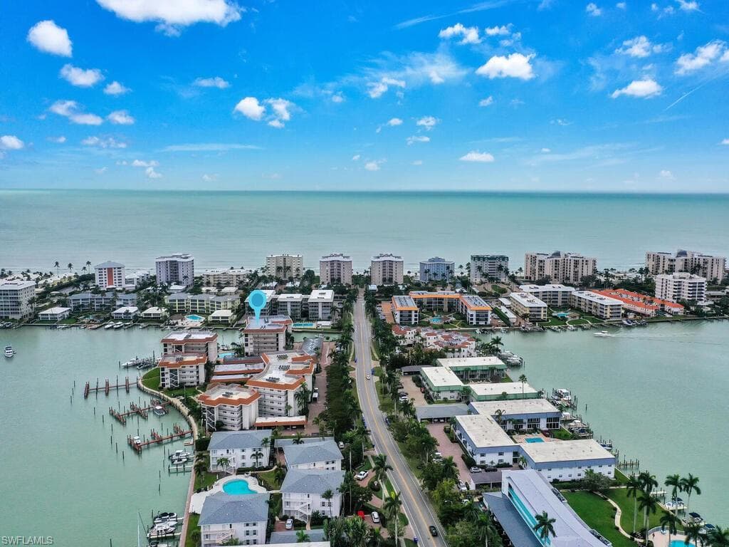222 Harbour Dr 207, Naples, FL 34103-21