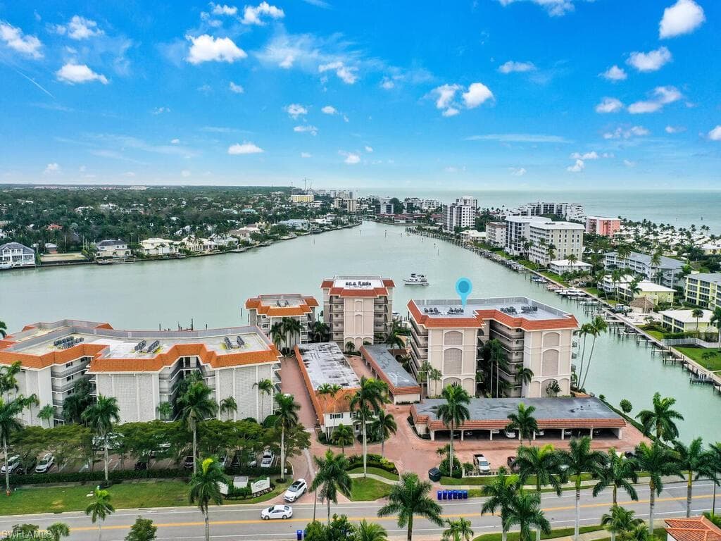 222 Harbour Dr 207, Naples, FL 34103-23