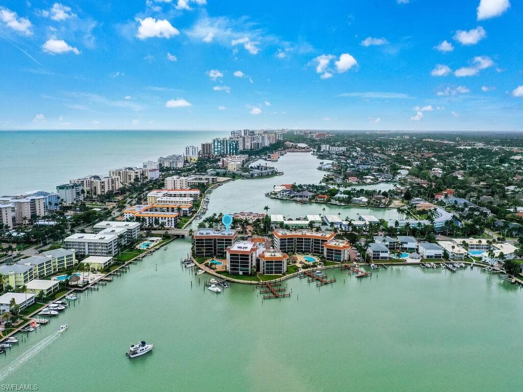 222 Harbour Dr 207, Naples, FL 34103-24