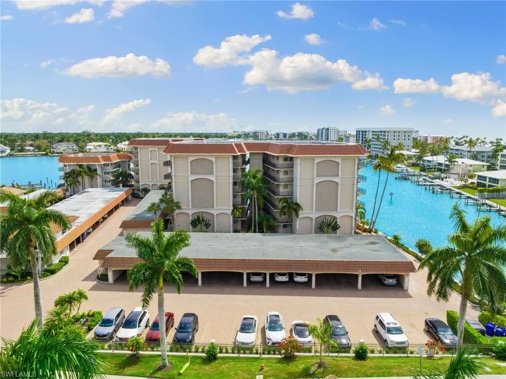 222 Harbour Dr 207, Naples, FL 34103-25