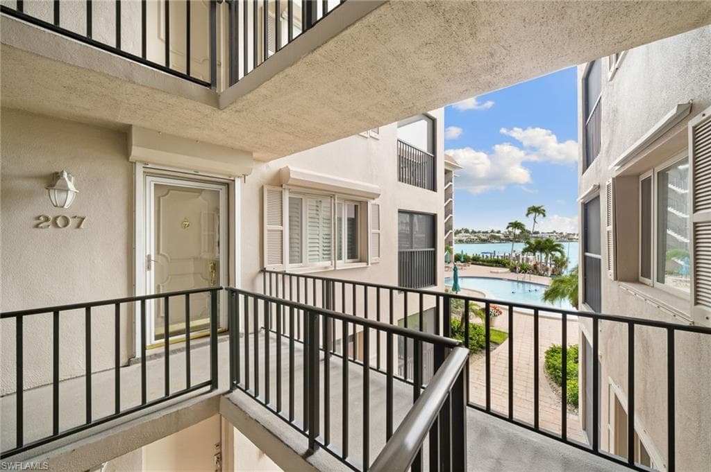 222 Harbour Dr 207, Naples, FL 34103-26