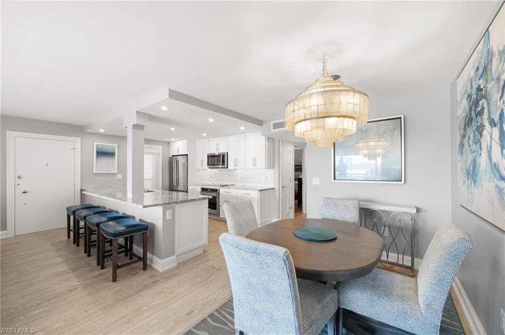 222 Harbour Dr 207, Naples, FL 34103-27