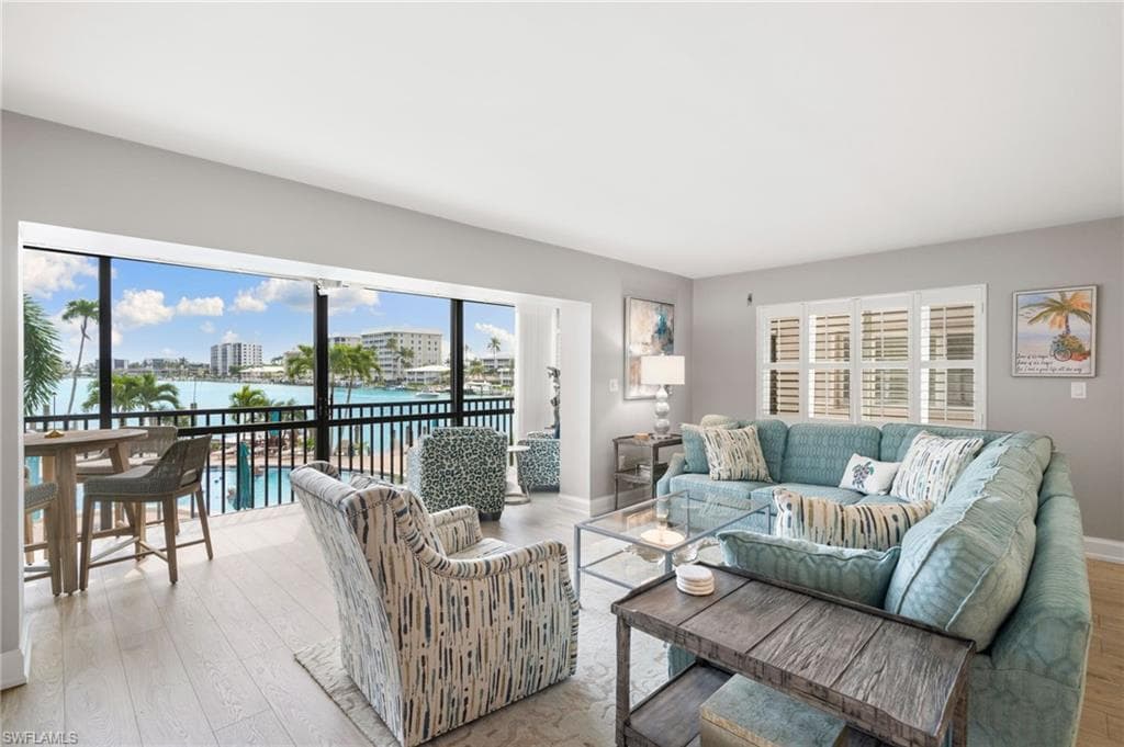 222 Harbour Dr 207, Naples, FL 34103-2