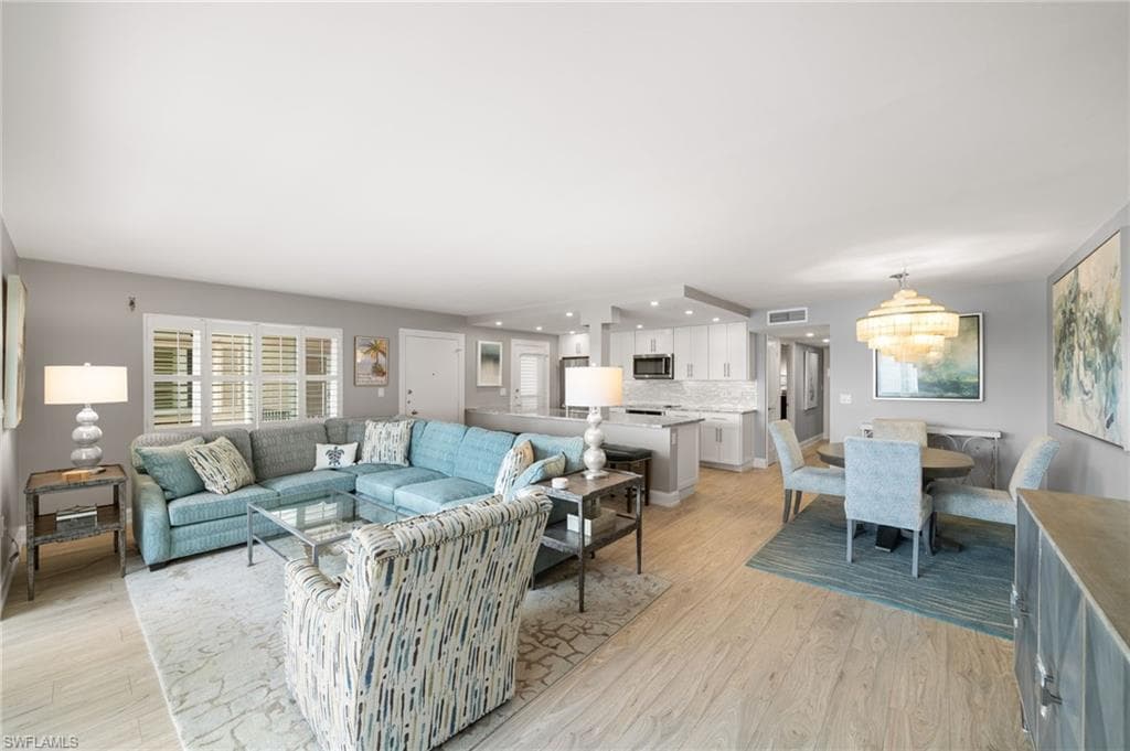 222 Harbour Dr 207, Naples, FL 34103-29