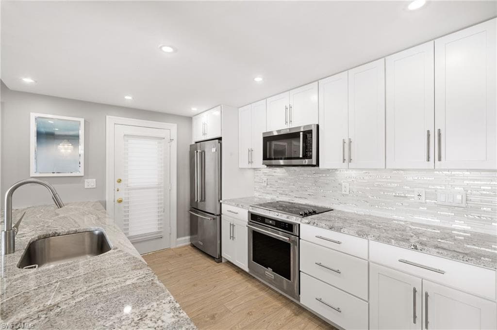 222 Harbour Dr 207, Naples, FL 34103-32