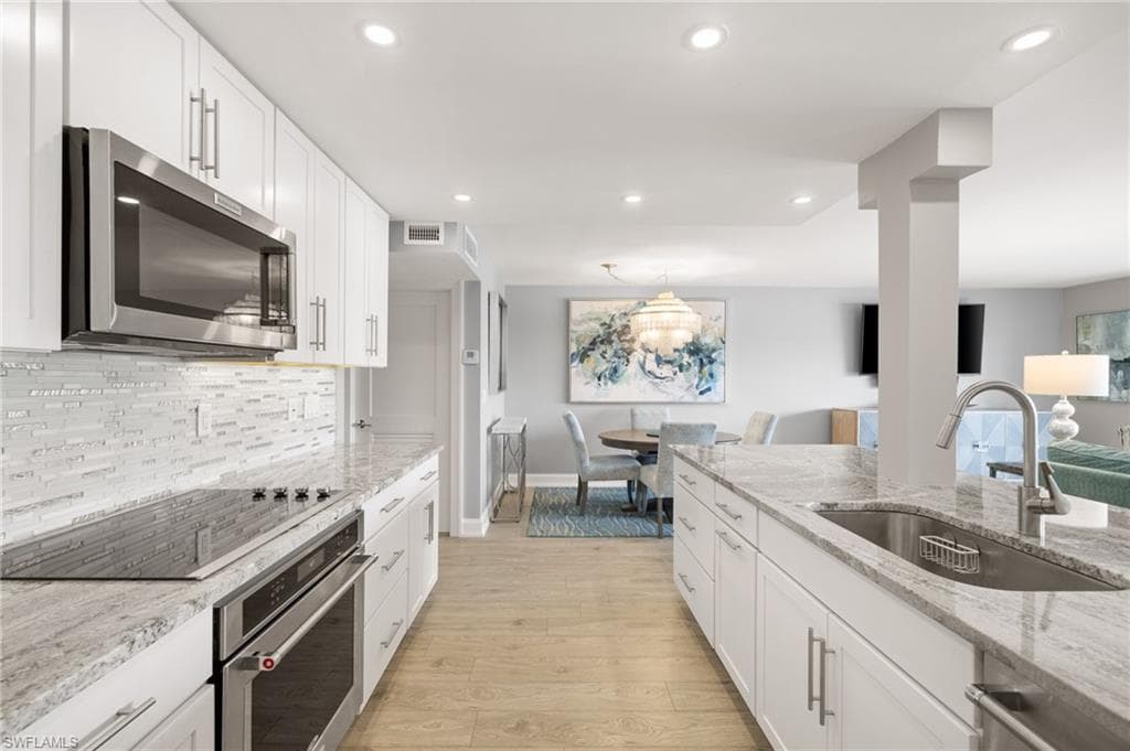 222 Harbour Dr 207, Naples, FL 34103-33