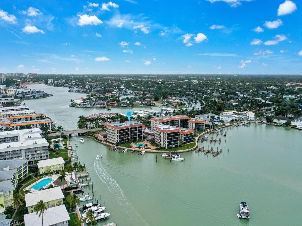 222 Harbour Dr 207, Naples, FL 34103-3