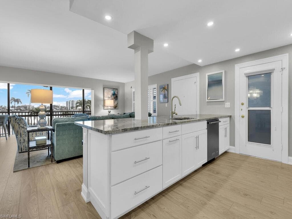 222 Harbour Dr 207, Naples, FL 34103-8