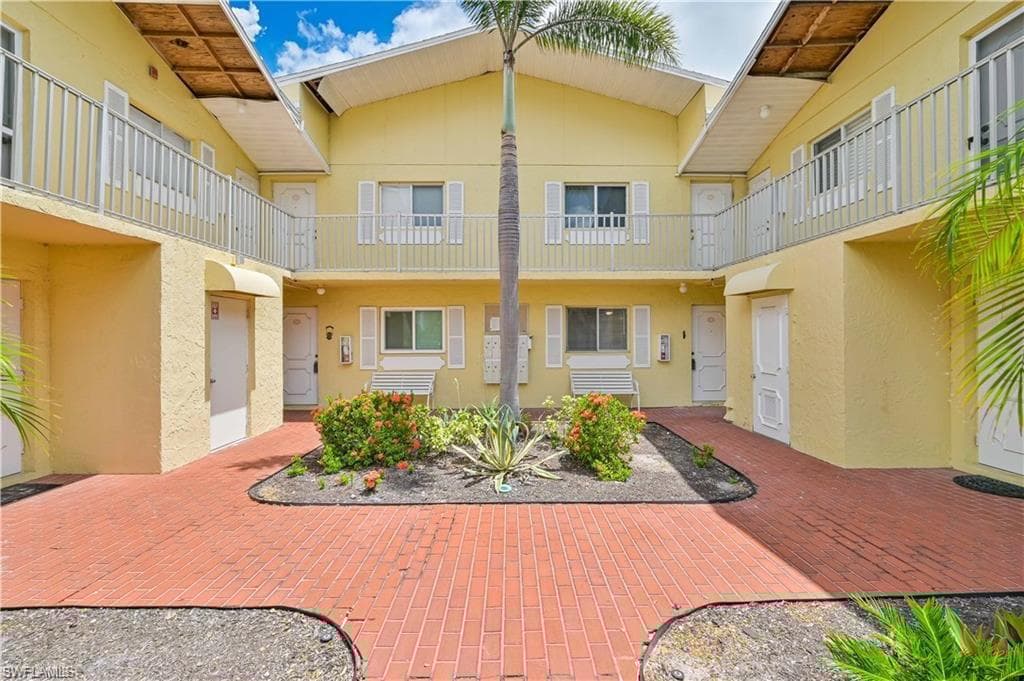 8141 Country Rd 104, Fort Myers, FL 33919-3