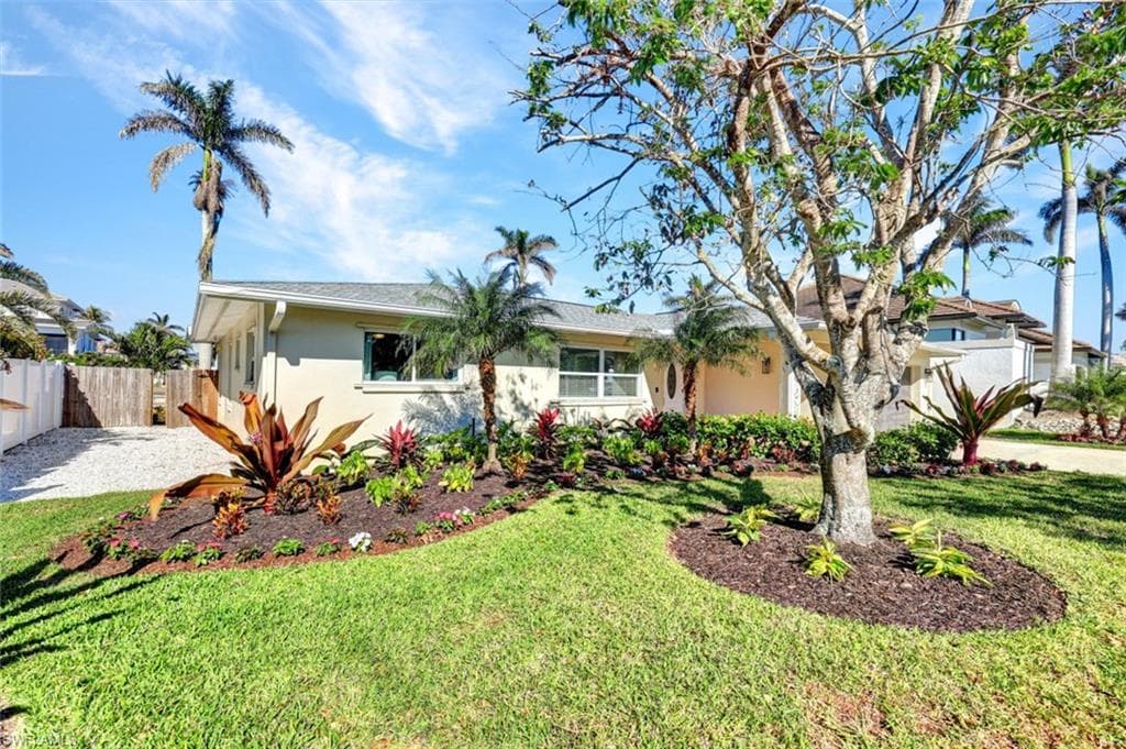 373 Egret Ave, Naples, FL 34108-33