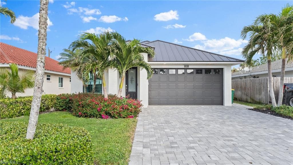 561 94th Ave N, Naples, FL 34108-1