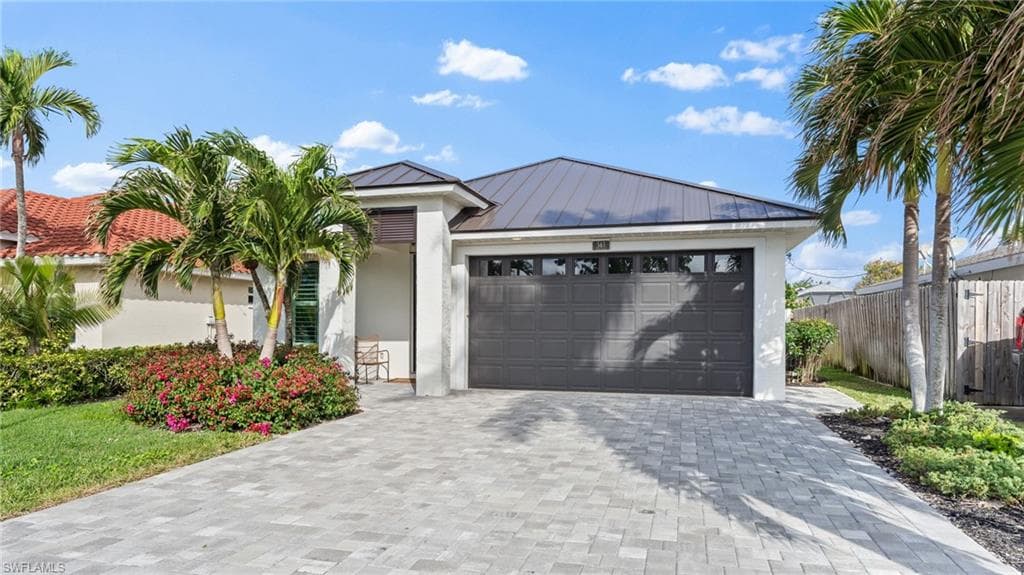 561 94th Ave N, Naples, FL 34108-3
