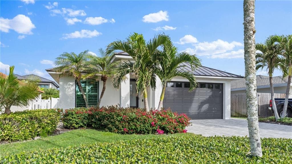 561 94th Ave N, Naples, FL 34108-4