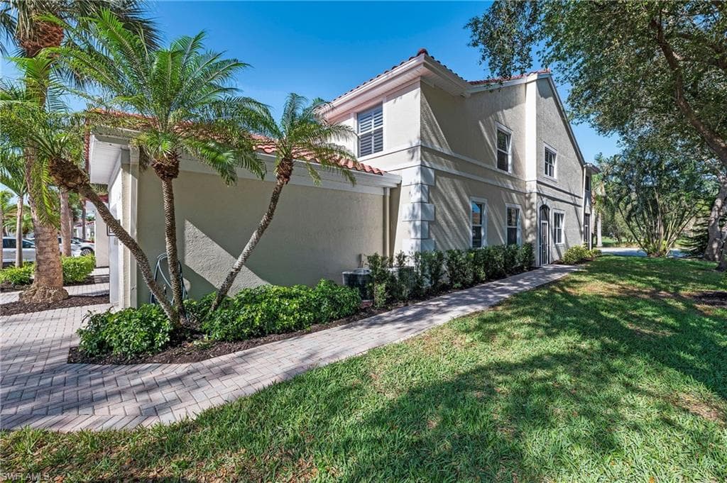 885 Eastham Way N-102, Naples, FL 34104-3
