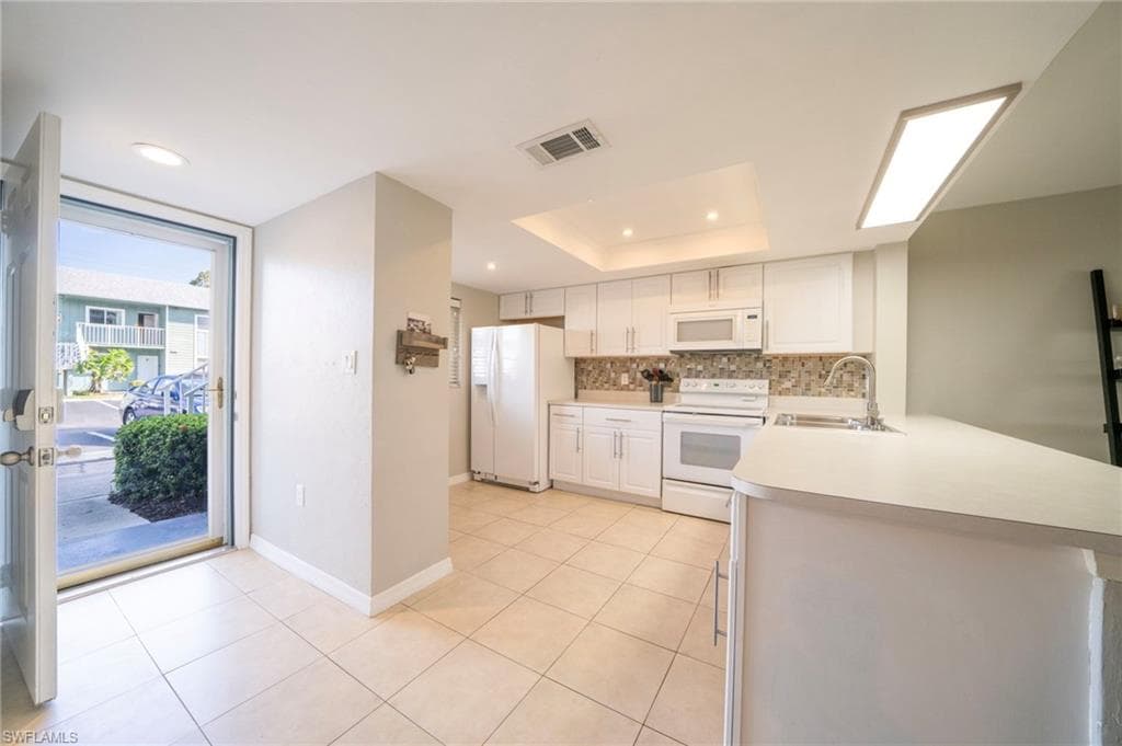 138 Cypress Way E 404, Naples, FL 34110-7