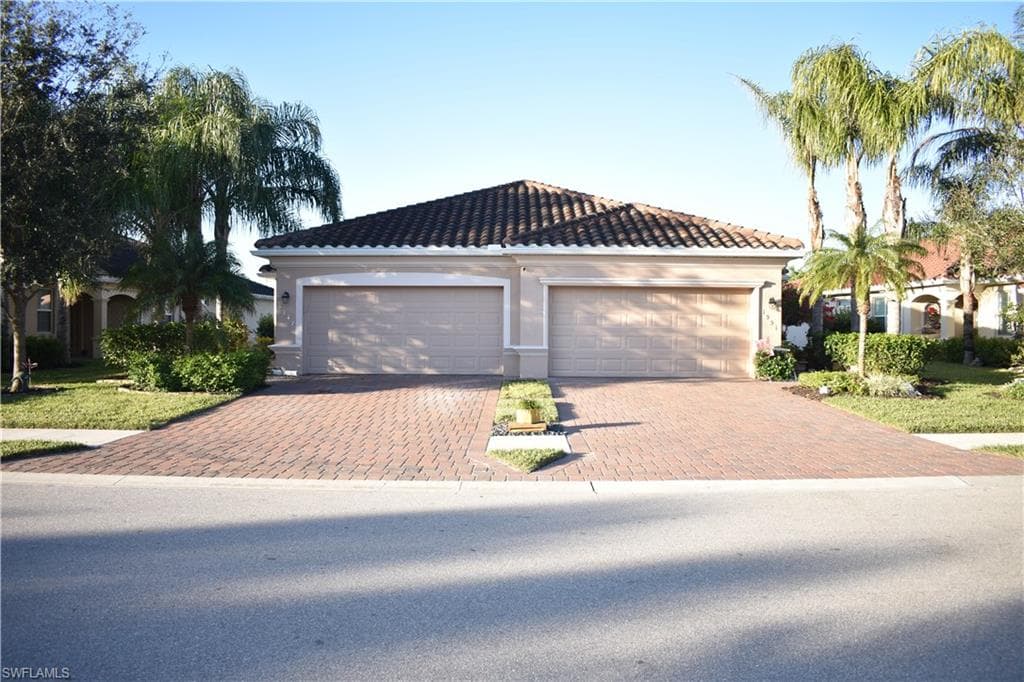 1947 Wellington St, Naples, FL 34120-2