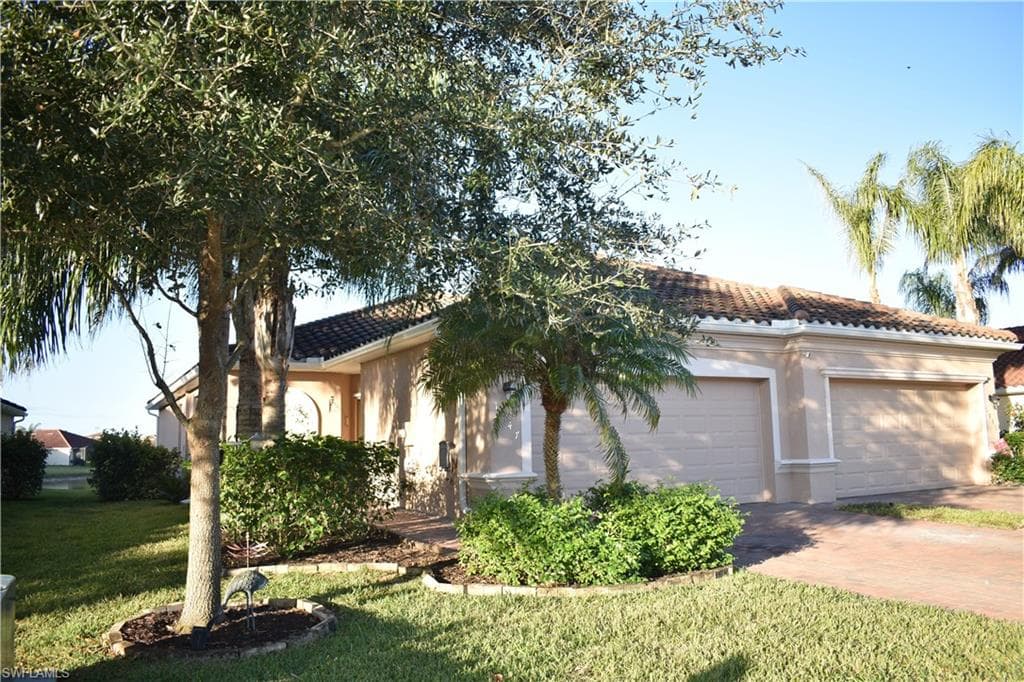 1947 Wellington St, Naples, FL 34120-3