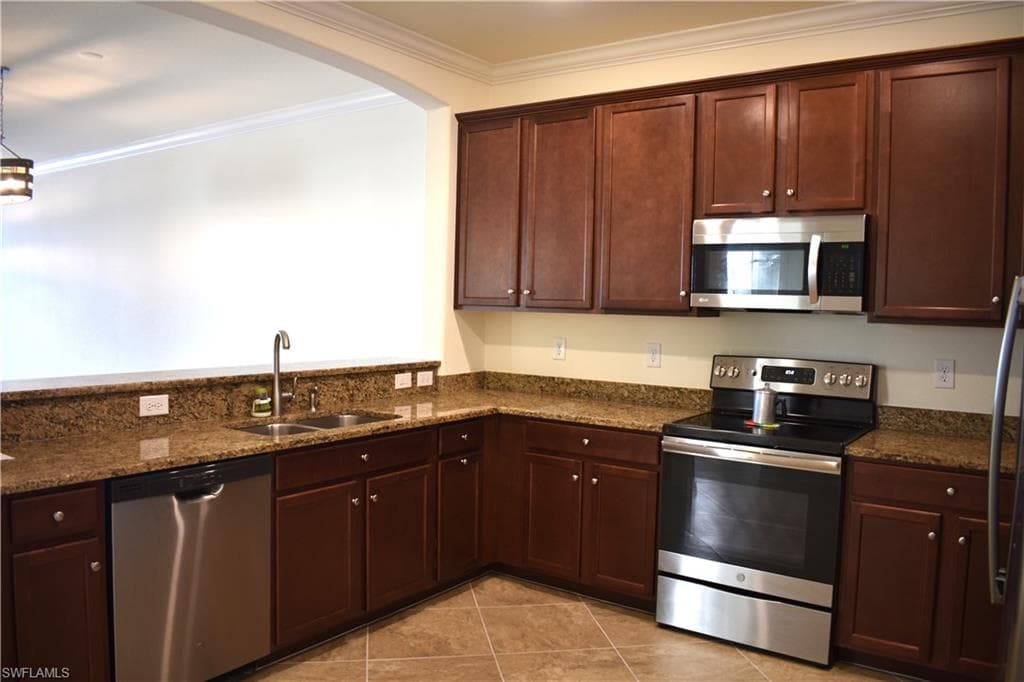 1947 Wellington St, Naples, FL 34120-5