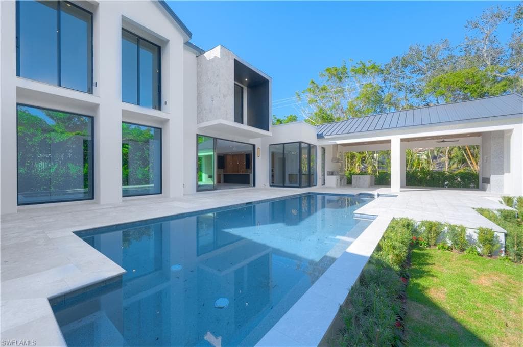 1800 Crayton Rd, Naples, FL 34102-3