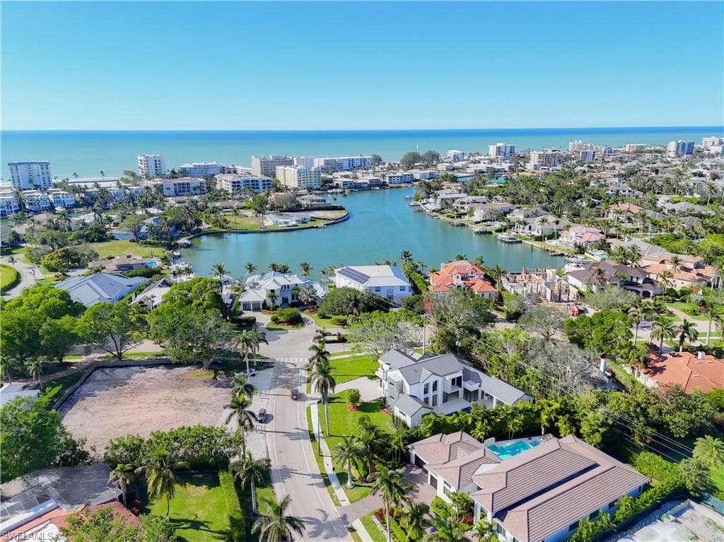 1800 Crayton Rd, Naples, FL 34102-4
