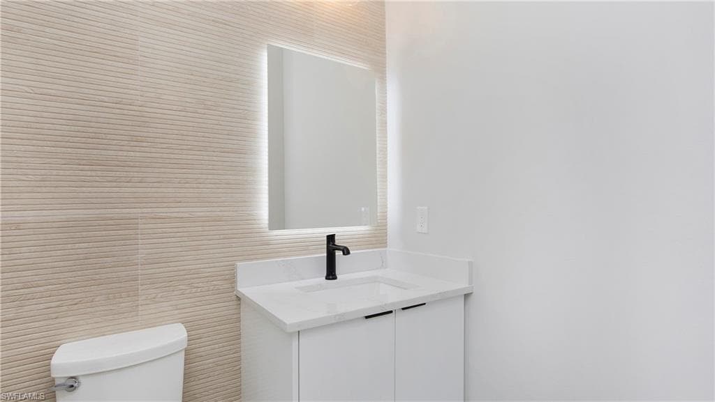 841 10th St NE, Naples, FL 34120-33