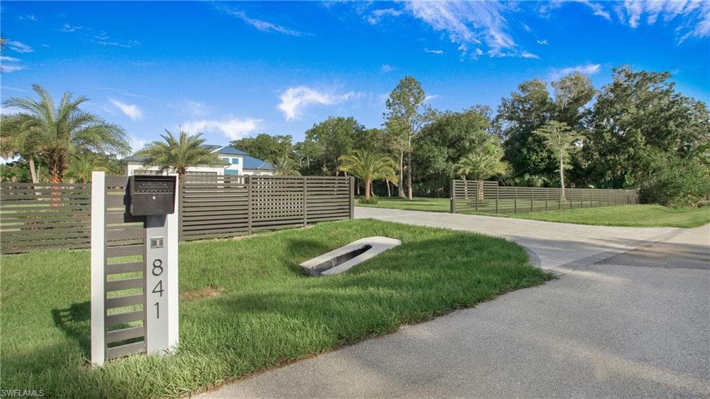 841 10th St NE, Naples, FL 34120-5
