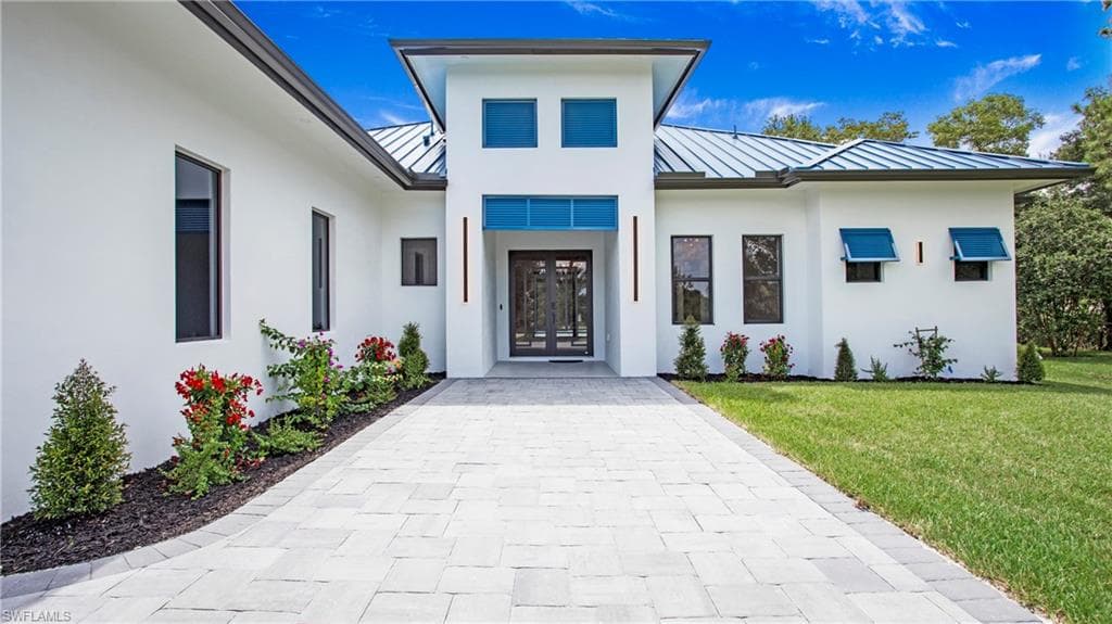 841 10th St NE, Naples, FL 34120-8