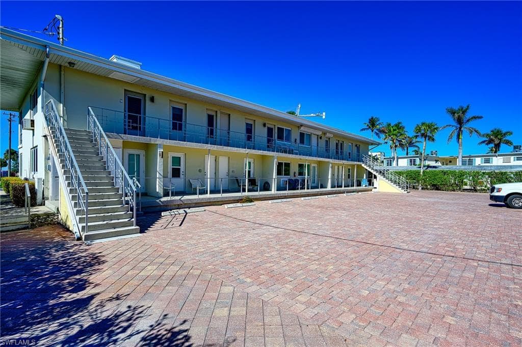 1550 Gulf Shore Blvd N W4, Naples, FL 34102-14