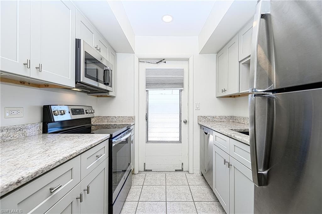 1550 Gulf Shore Blvd N W4, Naples, FL 34102-3