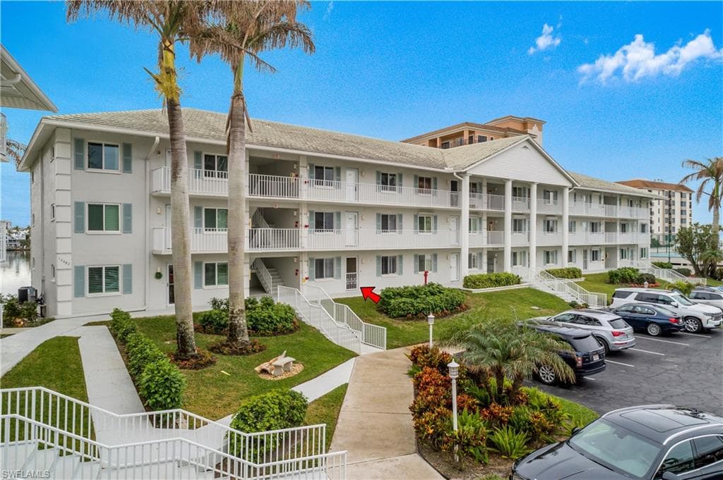 10682 Gulf Shore Dr C102, Naples, FL 34108-3
