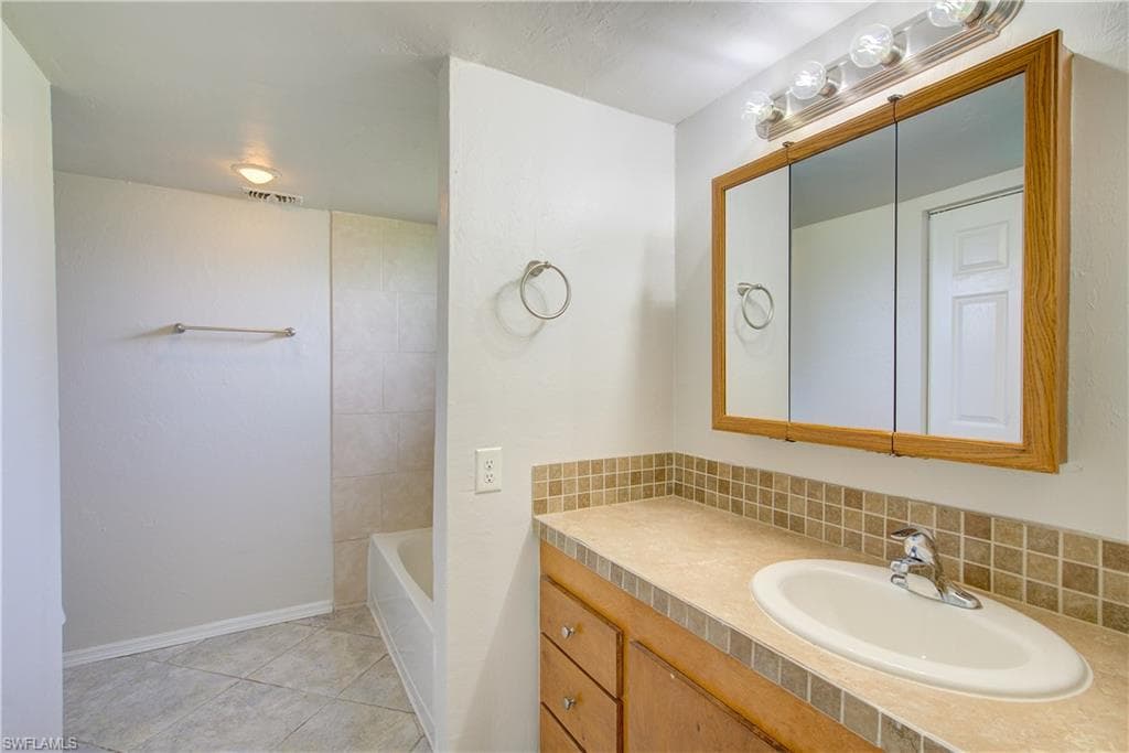 308 17th Pl, Cape Coral, FL 33990-32