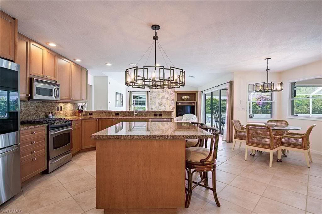 702 Willowwood Ln, Naples, FL 34108-10