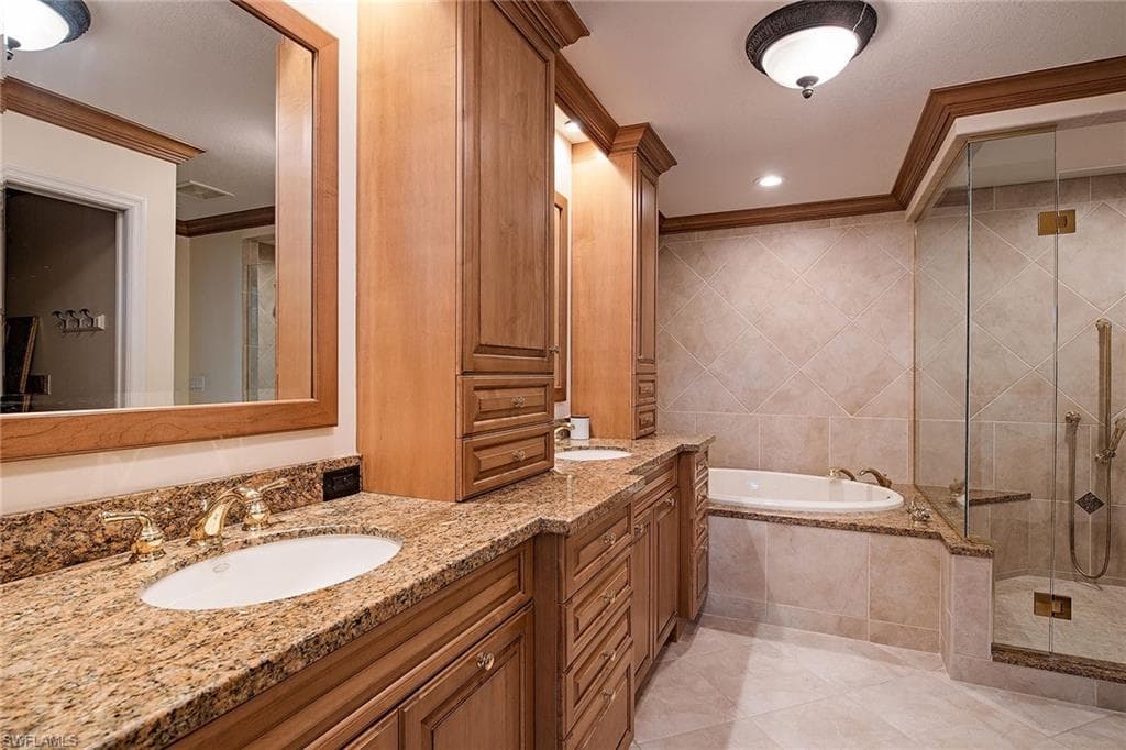 702 Willowwood Ln, Naples, FL 34108-16