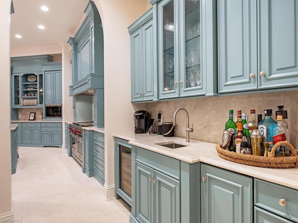 1940 6th St S, Naples, FL 34102-10