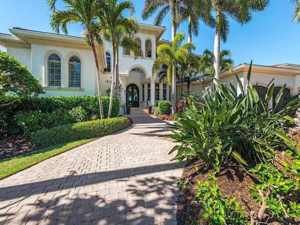 1940 6th St S, Naples, FL 34102-1