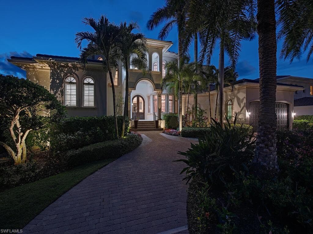 1940 6th St S, Naples, FL 34102-2