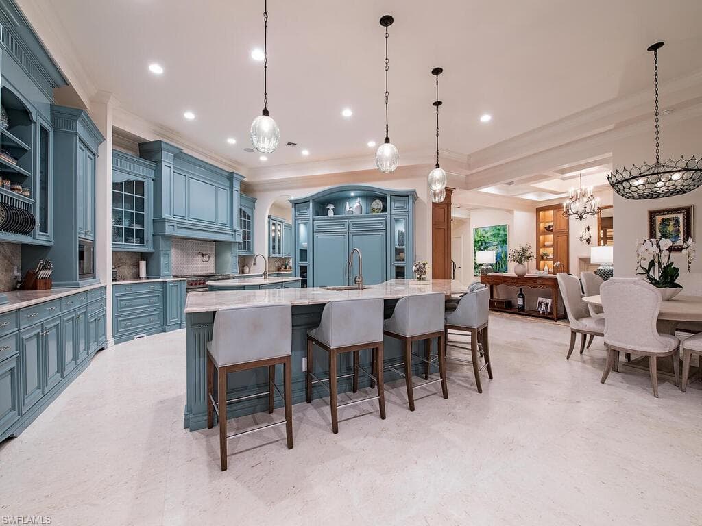 1940 6th St S, Naples, FL 34102-4
