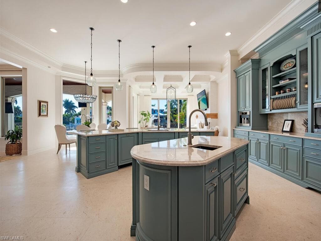 1940 6th St S, Naples, FL 34102-6