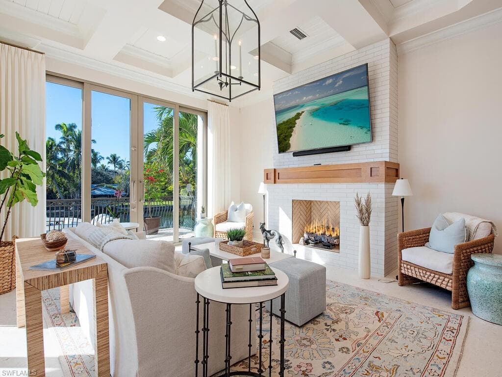 1940 6th St S, Naples, FL 34102-7
