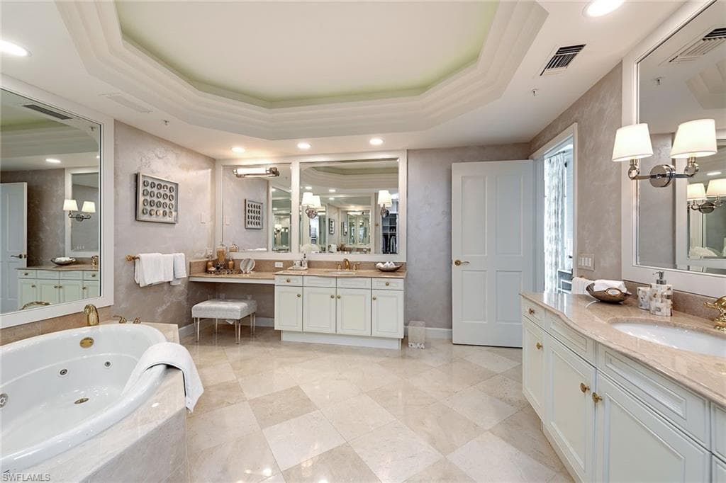 8665 Bay Colony Dr Ph2004, Naples, FL 34108-8