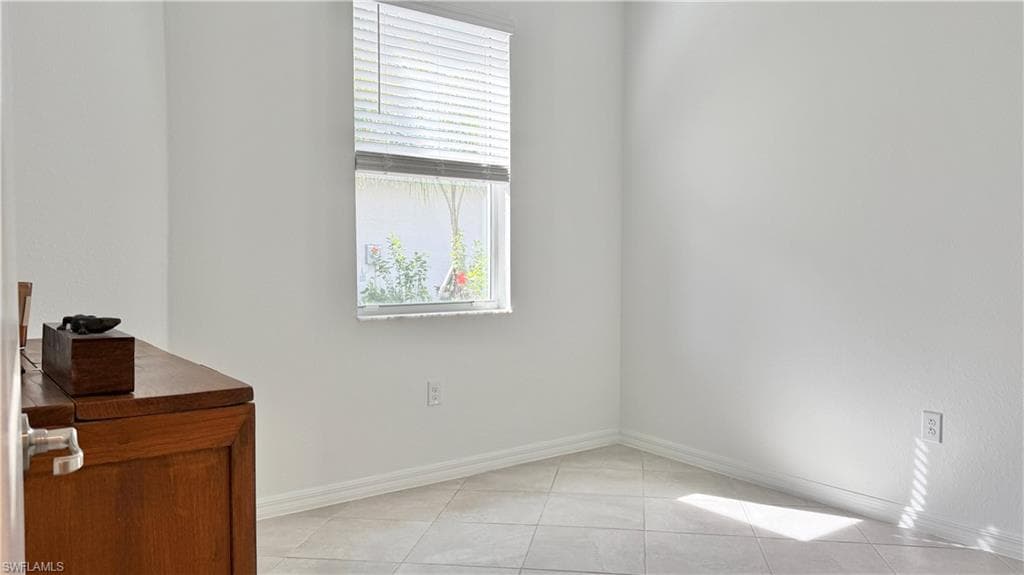 2011 Vermont Ln, Naples, FL 34120-21