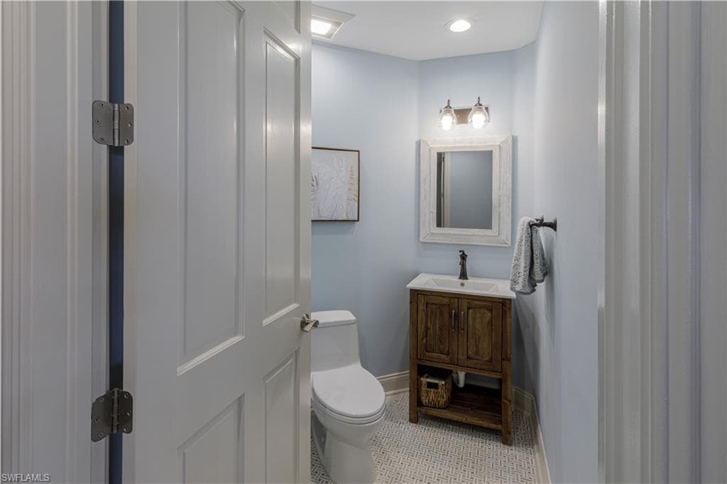 150 Colonade Cir 902, Naples, FL 34103-22