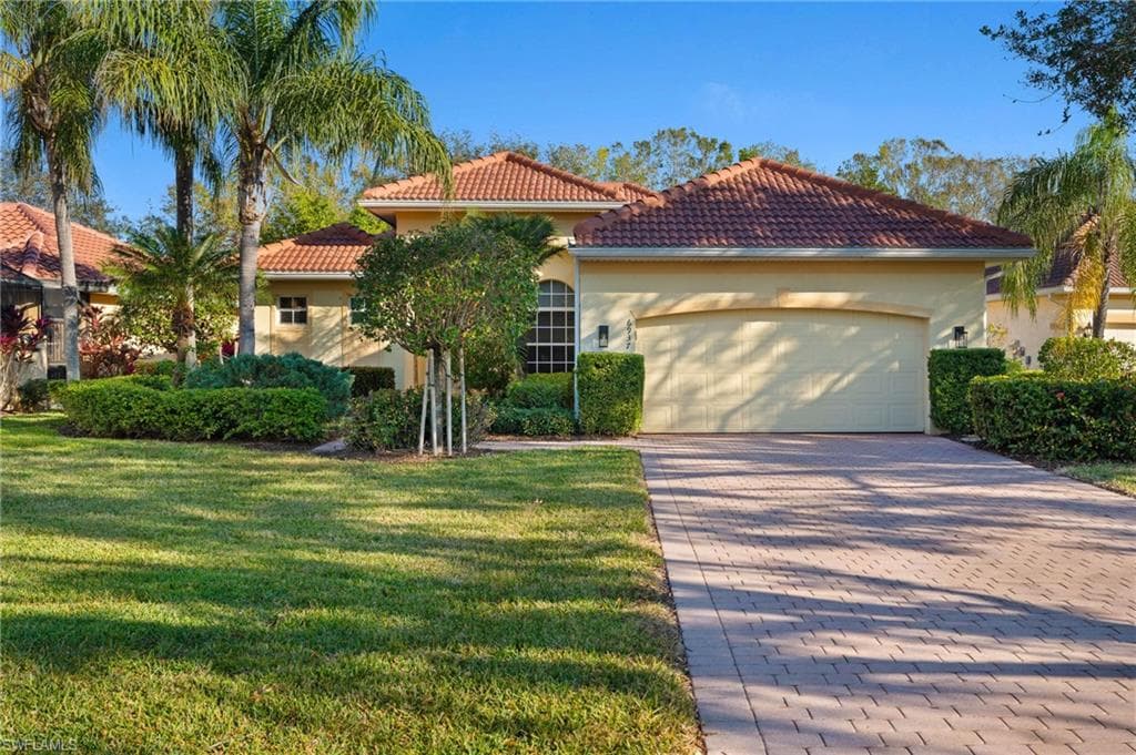 6937 Bent Grass Dr, Naples, FL 34113-1