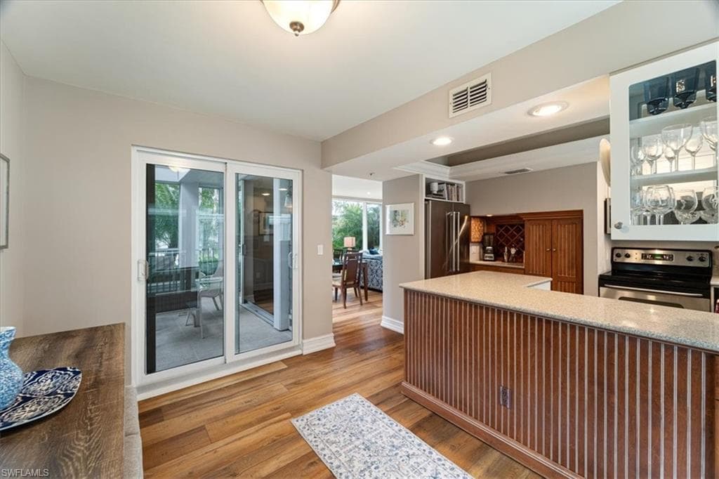 180 6th Ave S 3, Naples, FL 34102-11